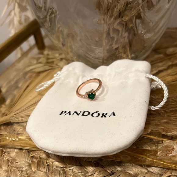 New Pandora Rose Ring Size 7 with Emerald Green Accent - Picture 1 of 6